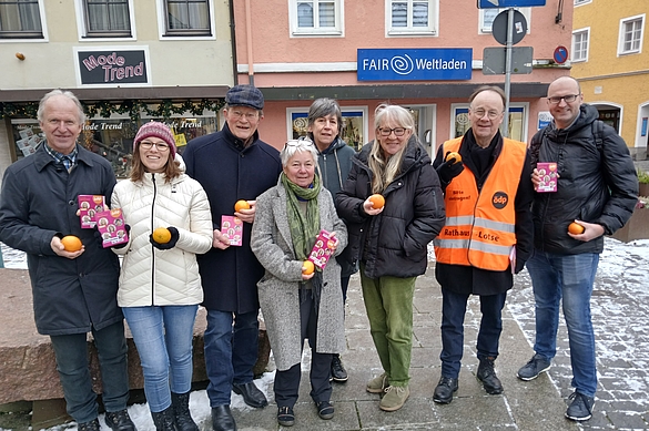    Foto (Gerhard Alfranseder): Mit frischem Mut und neuen Ideen machen sich die Kandidatinnen und Kandidaten von Bündnis Waldschutz / ÖDP für die Fairtrade-Stadt Vilshofen stark: (von rechts) Simon Löwen, Weltladen-Koordinatorin Petra Spanner, Martina Wurster, Christina Macht, Bündnis Waldschutz-Sprecher Dr. Herbert W. Wurster und Annika Zwerenz verteilen mit prominenter Unterstützung von Bezirksrat Urban Mangold und Kreisrat Walter Dankesreiter