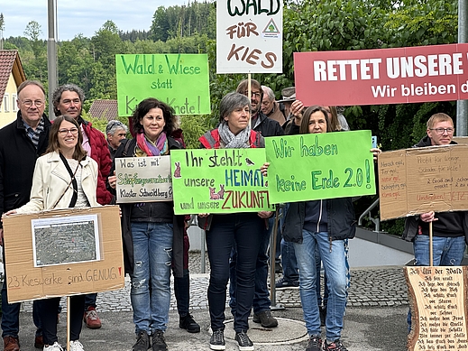 Urban Mangold mit demonstrierenden