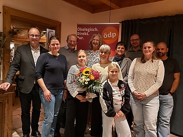 Katharina Steininger, vorne mit ihren beiden Töchtern, ist nun offizielle Bürgermeisterkandidatin von Bündnis Waldschutz/ÖDP. Es gratulierten (von links): Bezirksrat Urban Mangold, Kreistagsfraktionsvorsitzende Agnes Becker, Bündnis Waldschutz-Sprecher Dr. Herbert Wurster, Diane Mohrhauer, Kreisrätin Anita Hofbauer, Simon Löwen, Roswitha und Elmar Nothaft. Foto: privat.