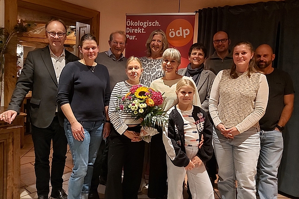 Katharina Steininger, vorne mit ihren beiden Töchtern, ist nun offizielle Bürgermeisterkandidatin von Bündnis Waldschutz/ÖDP. Es gratulierten (von links): Bezirksrat Urban Mangold, Kreistagsfraktionsvorsitzende Agnes Becker, Bündnis Waldschutz-Sprecher Dr. Herbert Wurster, Diane Mohrhauer, Kreisrätin Anita Hofbauer, Simon Löwen, Roswitha und Elmar Nothaft. Foto: privat.