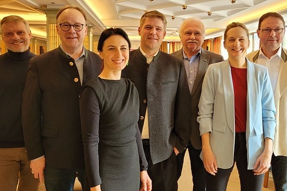 Die Passauer ÖDP-Europakandidatin Ronja Zöls-Biber (vorne) sprach erstmals am Politischen Aschermittwoch – zusammen mit (von rechts) dem bayerischen Europaspitzenkandidaten Dr. Michael Stöhr, der ÖDP-Bundesvorsitzenden Charlotte Schmid, Sepp Schmid, dem Vorsitzenden der Arbeitsgemeinschaft Bäuerliche Landwirtschaft (ABL) Sepp Schmid, dem bayerischen ÖDP-Parteichef Tobias Ruff, Bezirksrat Urban Mangold und Bezirksvorstandsmitglied Jörn Rüther. 