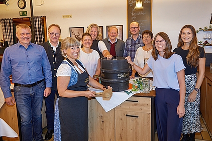 Jörn Rüther und Bezirksrat Urban Mangold, die designierte Vilshofener Bürgermeisterkandidatin Katharina Steininger, die bayerische ÖDP-Chefin Agnes Becker, Diane Mohrhauer von der ÖDP Vilshofen, Bündnis-Waldschutz-Sprecher Dr. Herbert Wurster, Simon Löwen, Kreisrätin Anita Hofbauer und Annika Zwerenz von der Vilshofener ÖDP sowie die stellvertretende niederbayerische ÖDP-Vorsitzende Johanna Seitz. Foto: Josef Lang.