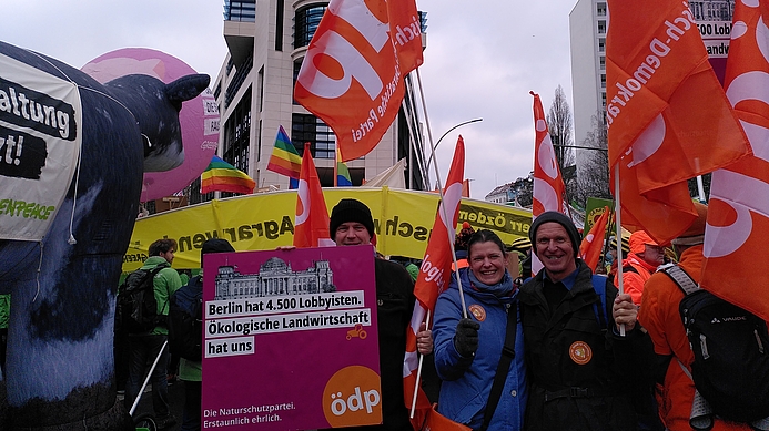 ÖDP-Kreisrätin und Landesvorsitzende Agnes Becker (Mitte) und ihr Co-Vorsitzender Tobias Ruff (links) mit Kreisrat und Biobauer Walter Dankesreiter 