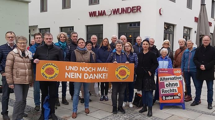 Kreisrätin Agnes Becker (vorne, 3.v.l.) , die Passauer ÖDP-Europakandidatin Ronja Zöls-Biber (vorne, rechts) und Bezirksrat Urban Mangold (rechts)