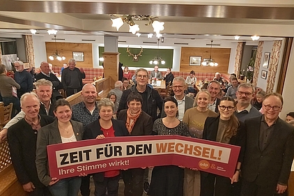 Gruppenbild nach der Versammlung (von links): das Kreistagsspitzenteam mit Walter Dankesreiter, Franz Sebele, Landratskandidatin Agnes Becker, Bernhard Simmelbauer, Maria Schöfberger, Anita Hofbauer und Hannes Fuchs sowie vom Spitzenteam der Passauer Stadtratsliste Ronja Zöls-Biber, Dr. Fritz Audebert, Dr. Eva Gerstl, Oliver Robl, Johanna Seitz, Michael Schöffberger und OB-Kandidat Urban Mangold. Foto: Bauer.