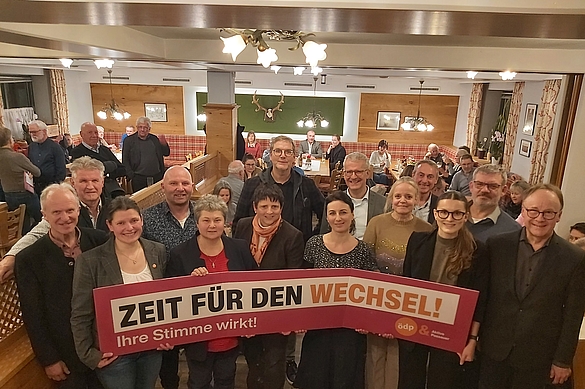 Gruppenbild nach der Versammlung (von links): das Kreistagsspitzenteam mit Walter Dankesreiter, Franz Sebele, Landratskandidatin Agnes Becker, Bernhard Simmelbauer, Maria Schöfberger, Anita Hofbauer und Hannes Fuchs sowie vom Spitzenteam der Passauer Stadtratsliste Ronja Zöls-Biber, Dr. Fritz Audebert, Dr. Eva Gerstl, Oliver Robl, Johanna Seitz, Michael Schöffberger und OB-Kandidat Urban Mangold. Foto: Bauer.
