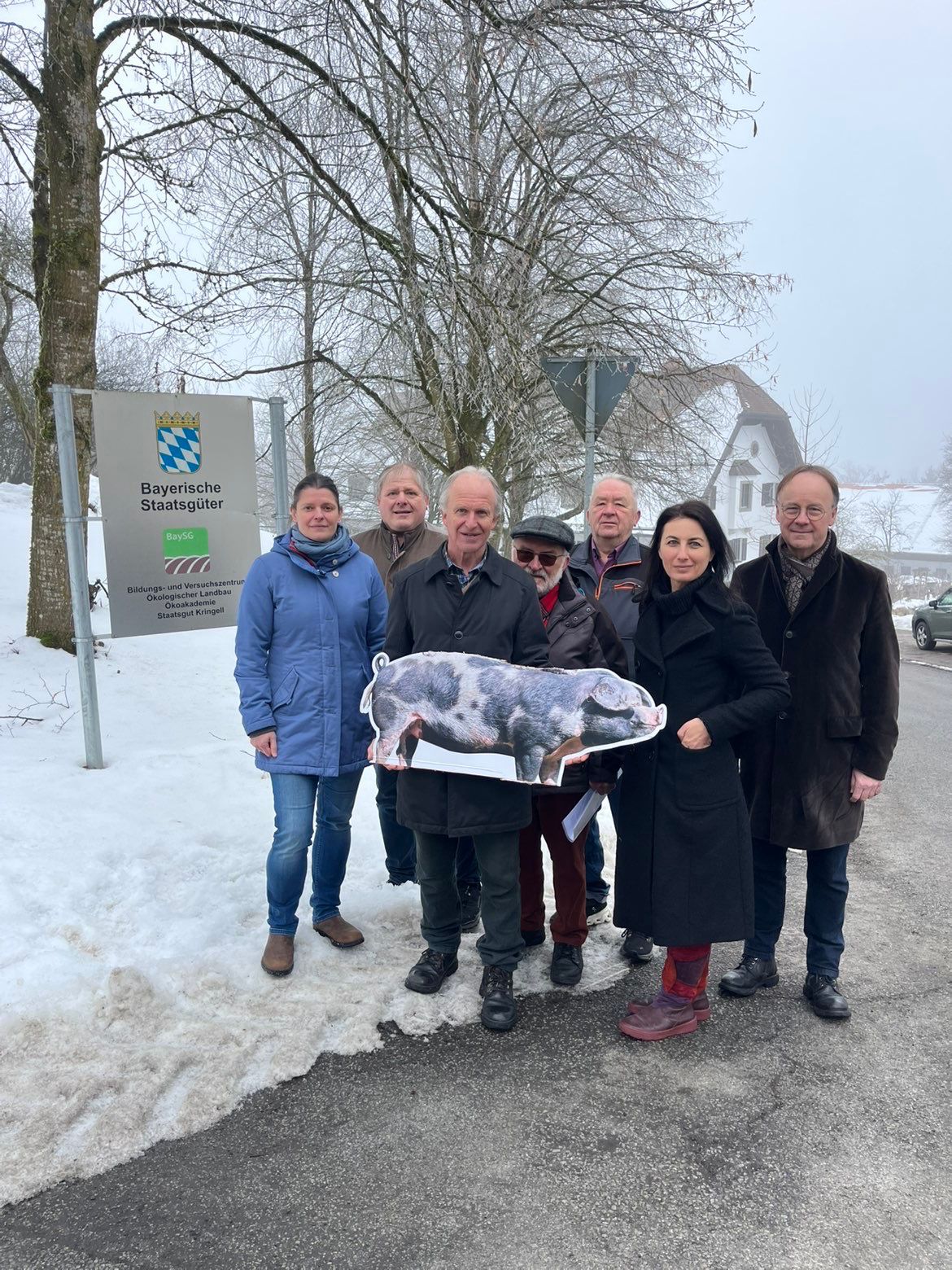 Vor dem Staatsgut Kringell in Hutthurm (v.l.): Kreistagsfraktionsvorsitzende Agnes Becker, Co-Landesvorsitzende der ÖDP Bayern, Kreistagskandidat Martin Höfler, Kreisrat Walter Dankesreiter, Kreistagskandidat Johannes Schmidt (KLB), Kreisrat Karl Haberzettl, Ronja Zöls-Biber, politische Geschäftsführerin der ÖDP Bayern und Bezirksrat Urban Mangold. Foto: Mina Zöls